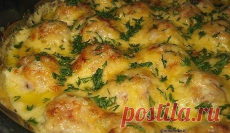 ВКУСНЕЙШИЕ КОТЛЕТЫ И ТЕФТЕЛИ

1.Фрикадельки запечённые

ИНГРЕДИЕНТЫ:

Для фрикаделек:
● фарш домашний 500 гр.
● лук репчатый 1-2 шт.
● чеснок 2-3 зубч.
● картофель сырой 1 шт.
● соль,перец чёрн. мол.
● базилик 0.5 ч.л.

Для соуса:
● сливки 20 % 500 мл.
● мука 1 ст.л.
● сыр тёртый по вкусу
● зелень рубленая

ПРИГОТОВЛЕНИЕ:
Лук,чеснок мелко порезать,картофель натереть на мелкой тёрке.Смешать всё с фаршем,добавить специи и соль.Хорошо перемешать.Слепить фрикадельки не большог...