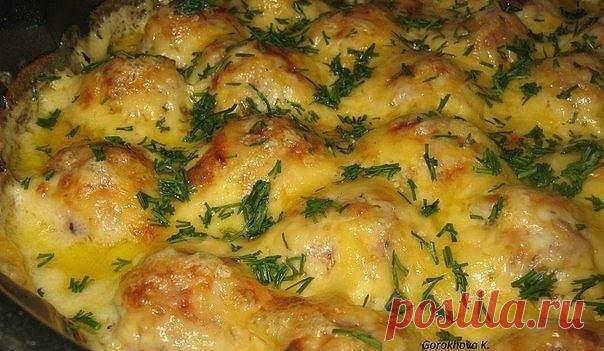 ВКУСНЕЙШИЕ КОТЛЕТЫ И ТЕФТЕЛИ

1.Фрикадельки запечённые

ИНГРЕДИЕНТЫ:

Для фрикаделек:
● фарш домашний 500 гр.
● лук репчатый 1-2 шт.
● чеснок 2-3 зубч.
● картофель сырой 1 шт.
● соль,перец чёрн. мол.
● базилик 0.5 ч.л.

Для соуса:
● сливки 20 % 500 мл.
● мука 1 ст.л.
● сыр тёртый по вкусу
● зелень рубленая

ПРИГОТОВЛЕНИЕ:
Лук,чеснок мелко порезать,картофель натереть на мелкой тёрке.Смешать всё с фаршем,добавить специи и соль.Хорошо перемешать.Слепить фрикадельки не большог...