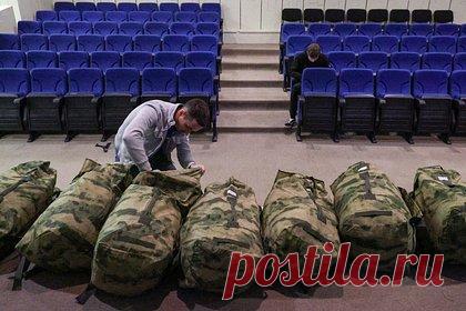 На Урале экс-мигрантов поставили на воинский учет в ходе рейдов в праздники. В Свердловской области 500 бывших мигрантов поставили на воинский учет в ходе рейдов, проведенных в праздники. Об этом сообщил уральский портал E1.ru. По данным издания, более 160 экс-иностранцев изъявили желание и заключили контракты, чтобы пройти службу. Призывников следователи и сотрудники полиции искали на рынках.