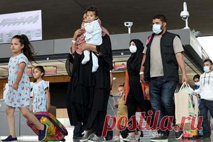 Евросоюз решил откупиться от наплыва афганских беженцев. Европейский союз окажет финансовую поддержку государствам, соседствующим с Афганистаном, за временный прием беженцев, следующих в Европу. Евросоюз не желает допустить ситуации с появлением неконтролируемого потока беженцев вблизи своих границ. Дальнейшая эвакуация афганцев будет носить точечный характер.