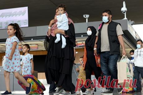 Евросоюз решил откупиться от наплыва афганских беженцев. Европейский союз окажет финансовую поддержку государствам, соседствующим с Афганистаном, за временный прием беженцев, следующих в Европу. Евросоюз не желает допустить ситуации с появлением неконтролируемого потока беженцев вблизи своих границ. Дальнейшая эвакуация афганцев будет носить точечный характер.