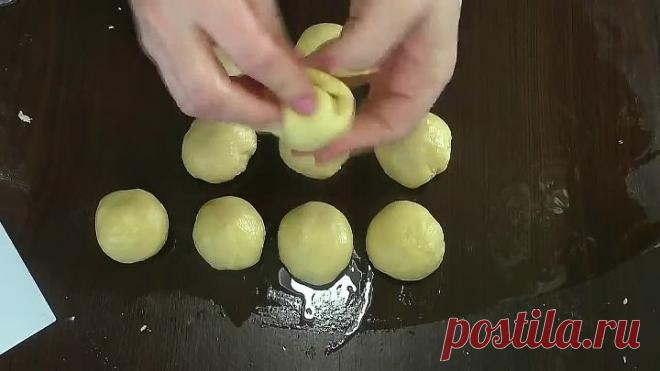 Пирожки из пузырчатого теста, которое подойдет к любой начинке.