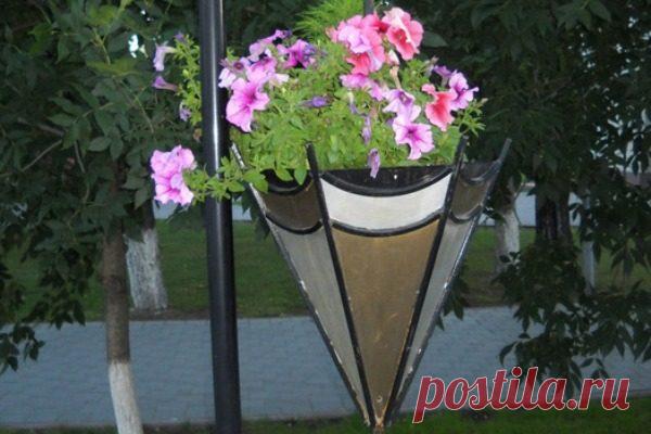 Стильный декор для сада из сломанного зонтика