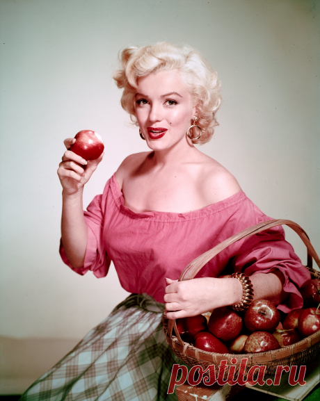 American actress Marilyn Monroe (1926 - 1962) with a basket of apples, circa 1952. Photo by Nickolas Muray