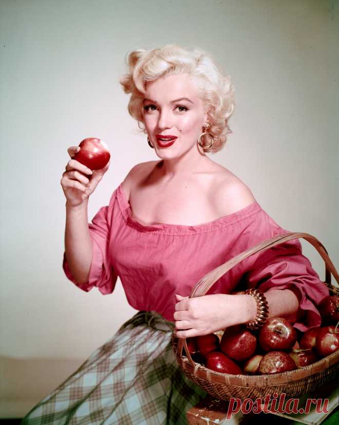 American actress Marilyn Monroe (1926 - 1962) with a basket of apples, circa 1952. Photo by Nickolas Muray