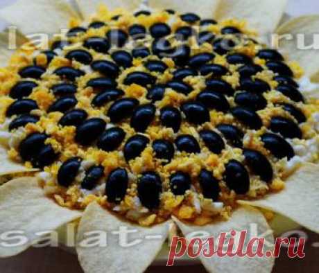Рецепт салата Подсолнух с курицей и чипсами