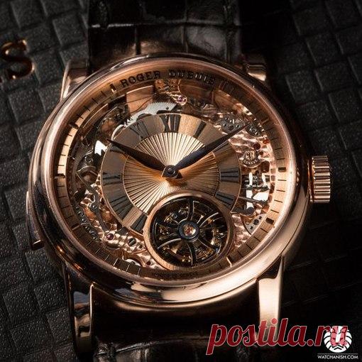 Roger Dubuis Hommage Minute Repeater Tourbillon Automatic.
Да, название часов самоочевидно, не нужно быть гением, чтобы понять, что в часах есть турбийон и минутный репетир. Тем не менее, это на самом деле гораздо больше, чем просто инструмент для отсчета времени. Так же, как и в других произведениях Hommage collection от Роджера Дюбуа, похоже, что у часов внутри этого отлично отполированного корпуса есть душа. И неудивительно. Для изготовления одного экземпляра требуется ...