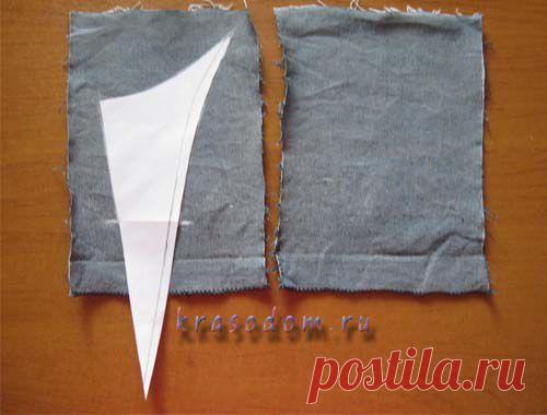 Как отремонтировать протертые между ног джинсы
Хорошо, если выкройка полностью умещается на лоскутах джинсовой ткани: обведите ее точно по контуру (припуски делать не нужно) и вырежьте. Если же нет, то выкройку придется разделить на две части как показано на фото. Сделайте припуск на шов. Располагая детали, смотрите не ошибитесь. Детали должны быть расположены в разные стороны.