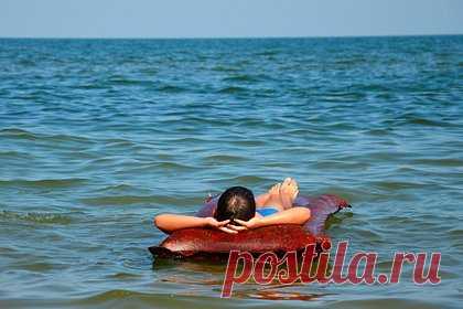 В российском регионе подростка унесло в море на надувном матрасе