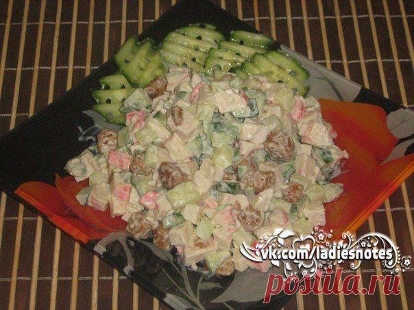 Салат из крабового мяса с огурцом и сухариками | Женский журнал