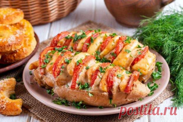 Сложно придумать более универсальное и легкое блюдо, чем куриные грудки в духовке. А еще они всегда очень разные, потому что нежное куриное филе отлично вбирает вкусы и ароматы. Делимся лучшими рецептами! 1. Куриные грудки в соевом соусе Оригинальный вкус, который не спутаешь ни с чем. Тебе