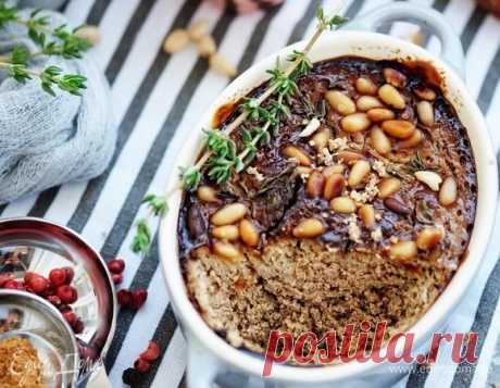 Печеночный паштет с творожным сыром и кедровыми орешками. Ингредиенты: куриная печень, творожный сыр, лук репчатый