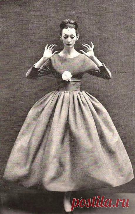 Довима в платье от Balenciaga для журнала Harper’s Bazaar, 1955 / Путь моды