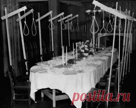 Обеденный стол обвиняемых на Нюрнбергском процессе.