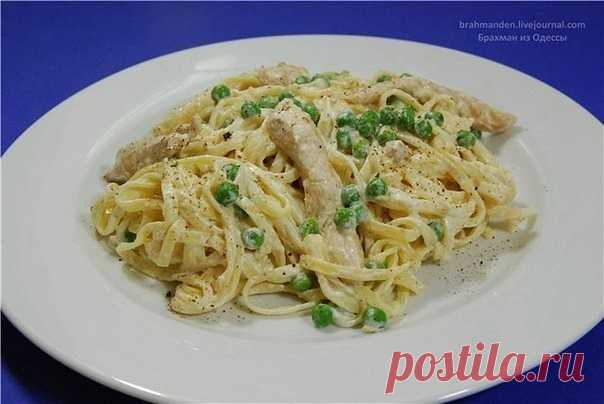 Феттучине с куриным филе и зеленым горошком