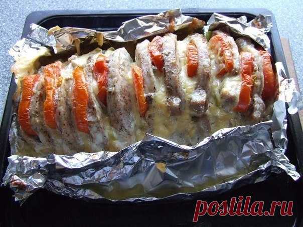 Неописуемо вкусное мясо «Гармошка». Всегда готовлю на праздник 


Пальчики оближешь!









Ингредиенты:
мясо (свинина/говядина) — 1 кг (+-)помидор — 2 штсыр твердый — 200 грчеснок — 3 зубчика
Маринад:лимонный сок — 1 ст.лсоевый соус — 2-3 ст.лгорчица — 1 ст.ло…