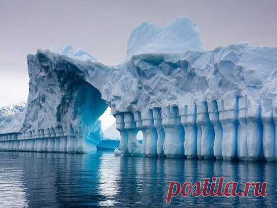 Необычный айсберг в Антарктике.