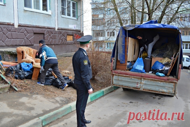 Приставы арестовали квартиру у мужчины за незначительный долг и продали сами себе за копейки | Юридическая консультация | Дзен