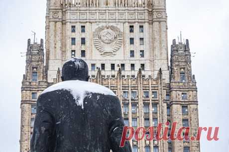 В России назвали причину «раскачки» ситуации на Украине. Отправка наемников и поставки оружия на Украину приводят к «раскачке» ситуации в регионе и мешают нормализации происходящего. С таким мнением выступил директор Четвертого Европейского департамента МИД РФ Юрий Пилипсон. «Такого рода активность дополнительно мешает нормализации, раскачивает регион», — считает он.