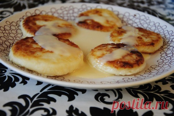 Нежнейшие сырники без яиц 

Ингредиенты: 

Творог(у меня был 9%) - 400 г 
Соль - щепотка 
Сахар - 1 ч.л. 
Мука - 1 ст.л + для обваливания 

Приготовление: 

1. Смешиваем творог,соль,сахар и муку.Творог не должен липнуть к рукам. 
2. Творог скрутить в колбаску и разрезать на ровные кружочки. 
3. Каждый сырник обвалять в муке и подровнять. 
4. В сковороду добавить масло и хорошо разогреть.Затем добавить сырники,накрыть крышкой и обжарить с двух сторон. 
5. Положить на тарелк...