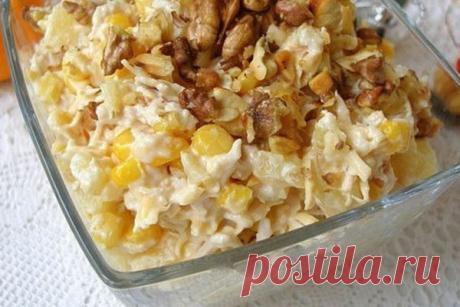 Салат с курицей, сыром и ананасом