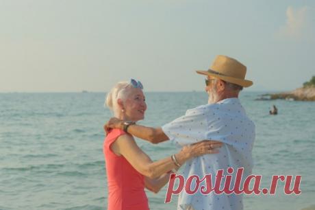 Не последний заплыв. Врач Мелия рассказал, как правильно купаться пожилым. Купальный сезон в нашей стране даже этим дождливым летом всё еще продолжается. Побарахтаться в реке или море хочет и стар, и млад. Как правильно совершать заплывы в пожилом возрасте.