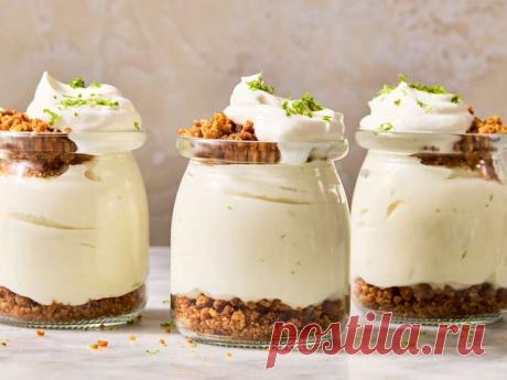 Простой десерт со вкусом лаймового пирога: хрустящая крошка из печенья, воздушный сливочно-лаймовый мусс и нежная верхушка из взбитых сливок.
