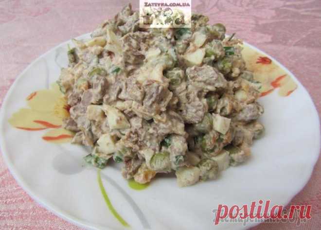 Салат из куриной печени Приготовим вкусный, аппетитный и очень нежный салат из куриной печени.Ингредиенты:— Куриная печень — 300 гр;— Консервированный зеленый горошек — 100 гр;— Яйца — 3 шт;— Морковь – 1-2 шт;— Лук зеленый (...