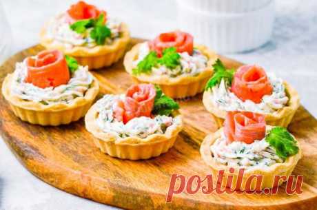 Тарталетки с красной рыбой и творожным сыром Очень красивое и вкусное блюдо - тарталетки с красной рыбой и творожным сыром, вы приготовите буквально за 10-15 минут.