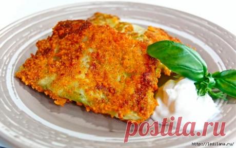 Шницель из капусты.

Ингредиенты
1 головку белокочанной капусты
40 грамм муки
1 яйцо
40 грамм сухарей
30 грамм масла животного происхождения
30 грамм маргарина
30 миллилитра подсолнечного масла
6 веточек петрушки
Специи (перец и соль)