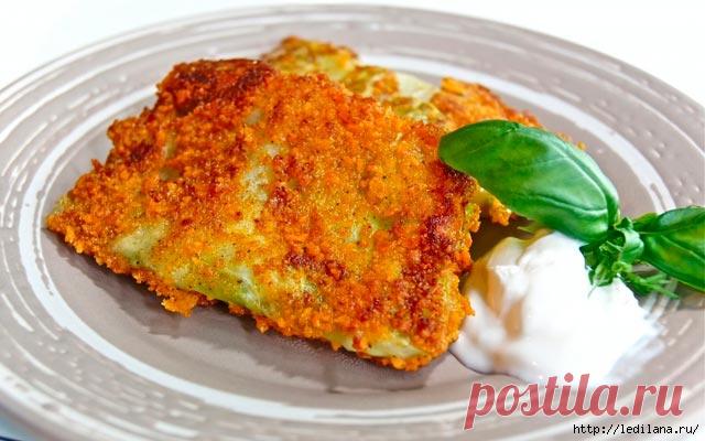 Шницель из капусты.

Ингредиенты
1 головку белокочанной капусты
40 грамм муки
1 яйцо
40 грамм сухарей
30 грамм масла животного происхождения
30 грамм маргарина
30 миллилитра подсолнечного масла
6 веточек петрушки
Специи (перец и соль)