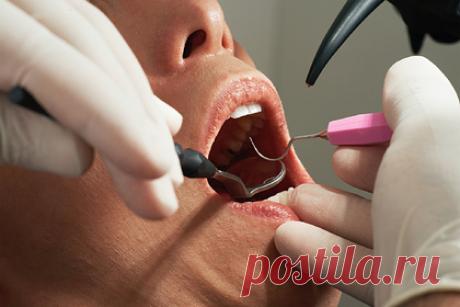 Дантист годами лечил здоровые зубы, заработал миллионы долларов и пошел под суд. В США стоматолог, который годами лечил пациентам здоровые зубы и заработал на этом, по утверждению следственных органов, миллионы долларов, пошел под суд. Скотт Чамолли попал под подозрение, когда продал свою практику в штате Висконсин в 2019 году. Назначение странных процедур заметили новые хозяева.