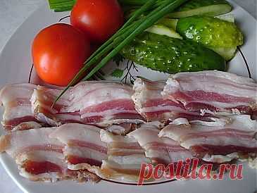 рудинка – сорт мяса из грудной части туши, одна из наиболее ценных частей свинины. Грудинку готовят разными способами: запекают, жарят, варят. Соленая грудинка приготавливается со специями, вместе со шкуркой, это прекрасная закуска к крепким спиртным напиткам. Кроме того, она долго хранится в морозильной камере и, таким образом, всегда под рукой для праздничного застолья.
Как засолить кусок грудинки или сала – способов не счесть. Нам нравится вкус того, что мы засаливаем самым простым способом.