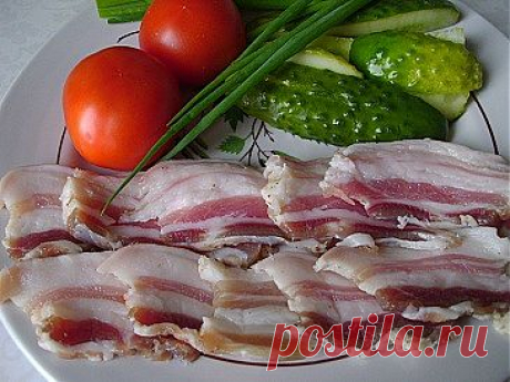 рудинка – сорт мяса из грудной части туши, одна из наиболее ценных частей свинины. Грудинку готовят разными способами: запекают, жарят, варят. Соленая грудинка приготавливается со специями, вместе со шкуркой, это прекрасная закуска к крепким спиртным напиткам. Кроме того, она долго хранится в морозильной камере и, таким образом, всегда под рукой для праздничного застолья.
Как засолить кусок грудинки или сала – способов не счесть. Нам нравится вкус того, что мы засаливаем самым простым способом.