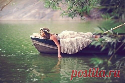 Настоящая женщина не гонится за счастьем! Она вообще ни за чем не гонится! Что же она делает? 

В современном мире стали популярны стереотипные роли: «бизнесвумен», «женщина-вамп», «стерва», «блондинка». А между тем каждая женщина по своей натуре уникальна и не похожа ни на один шаблон. Именно об этом и пишет психолог Юлия Свияш, которая сформулировала 10 заповедей настоящей женщины 

1. Она не гонится за счастьем 

Она вообще ни за чем не гонится. Бег за счастьем — самый ...