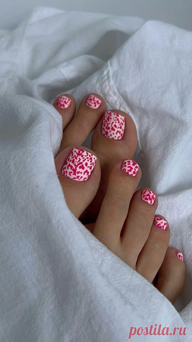 Белый в сочетании с красным позволит сделать педикюр более воздушным и легким. Эффектно смотрится красная база с легкими точечными белыми узорами.