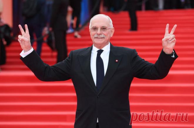 Михалков предложил открыть в «Ельцин-центре» больницу для таджиков. Кинематографист заявил, что здание центра напоминает ему о том, «как был развален Советский Союз».