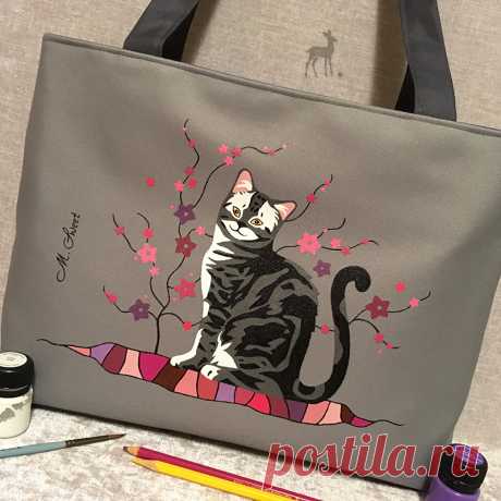 Кошка в серо-розовых тонах: новый макет
#сумкаскошкой #сераясумка #сумкасросписью #кошкаисакура #сумкимосква #сумкищелковская #сумкигольянов #сумкиназаказ #сумкисрисунком #сумкасцветами #красиваясумка #моднаясумка
