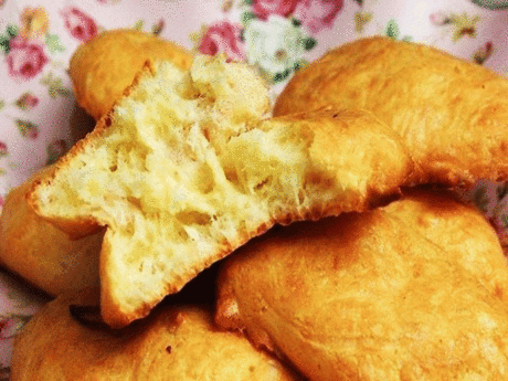 Печенье из плавленных сырков! А ля Вкуснотища
Очень просто, вкусно и без сахара!
Ингредиенты:
-2 плавленных сырка- 2 по 100 гр
-1,5 ст муки
-1 яйцо
-75 г растопленного масла
-Бумага для выпечки
Приготовление:
Натереть сырки на терке, добавить яйцо, муку, масло и руками вымесить - руки теплые и тесто быстрее связывается. Получится мягкое тесто. Завернуть и убрать в холодильник на 30 мин. Противень застелить пергаментом. Раскатать тесто (толщиной 3-5 мм). Вырезать фигурки. Уложить на пергамен