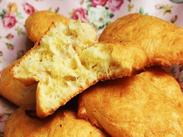 Печенье из плавленных сырков! А ля Вкуснотища
Очень просто, вкусно и без сахара!
Ингредиенты:
-2 плавленных сырка- 2 по 100 гр
-1,5 ст муки
-1 яйцо
-75 г растопленного масла
-Бумага для выпечки
Приготовление:
Натереть сырки на терке, добавить яйцо, муку, масло и руками вымесить - руки теплые и тесто быстрее связывается. Получится мягкое тесто. Завернуть и убрать в холодильник на 30 мин. Противень застелить пергаментом. Раскатать тесто (толщиной 3-5 мм). Вырезать фигурки. Уложить на пергамен