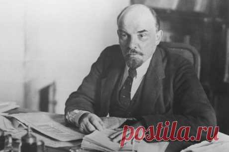 Журналист Ленин. Как вождь революции стал «акулой пера» 97 лет назад, в 1918 году, Владимир Ленин вступил в… Российский Союз Советских журналистов. А на первом в истории Съезде советских «акул пера» ему вручили соответствующее удостоверение под номером один.