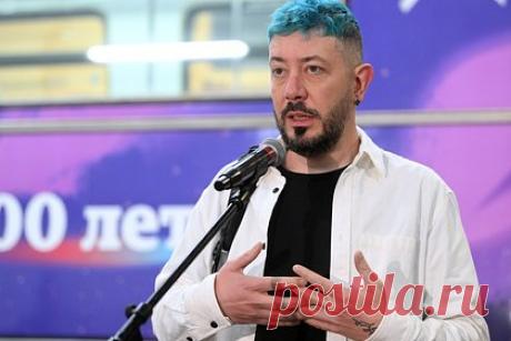 Артемий Лебедев назвал СБУ «сборищем кретинов» после предъявления ему обвинения. Известный дизайнер и блогер Артемий Лебедев высказался о решении Службы безопасности Украины предъявить ему обвинение по уголовной статье из-за репортажа с Запорожской АЭС. Так, он поиронизировал над обвинением и указал, что с точки зрения украинского законодательства он теперь является «матерым уголовником».