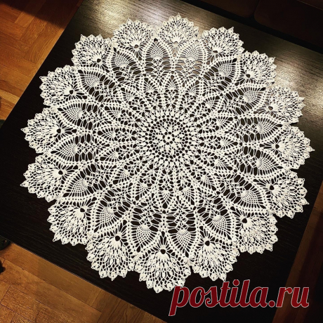 Салфетка, которая вполне может быть ковриком Салфетка, которая вполне может быть коврикомСалфетка, которая вполне может быть ковриком, если связать ее из толстых ниток.Для коврика лучше брать пряжу из воздушной синтетики или шерсти.Диаметр около 90 см.