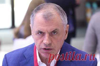В Крыму назвали эвакуацию после взрывов на полигоне перестраховкой. Спикер парламента Крыма Владимир Константинов назвал перестраховкой эвакуацию жителей четырех населенных пунктов после взрывов на военном полигоне в Кировском районе. Он отметил, что граждане смогут вернуться в свои дома, когда будут ликвидированы последствия пожара на объекте.