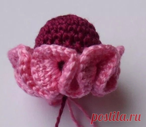 ЦВЕТОК С ВОЛАНАМИ КРЮЧКОМ

Для обвязывания бусины крючком потребуется: 
— нитки (хлопок 100% типа «Ирис»); 
— крючок №1; 
— бусина (у нас бусина из дерева (липа), размер 14 х 14,5 мм).

Набираем 5 воздушных петель, замыкаем их в колечко и провязываем 9 столбиков без накида в это колечко.

Далее будем вязать по спирали, поэтому следующим столбиком «поднимаемся» на следующий ряд

Далее вяжем еще 2 ряда, то есть 2-ой и 3-ий ряды, следующим образом: через один столбик прибавля...