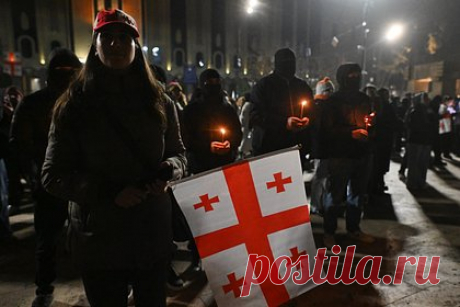 Протестующие использовали пиротехнику перед зданием парламента Грузии