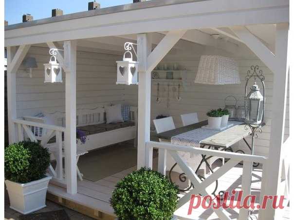 Светлая и просторная беседка