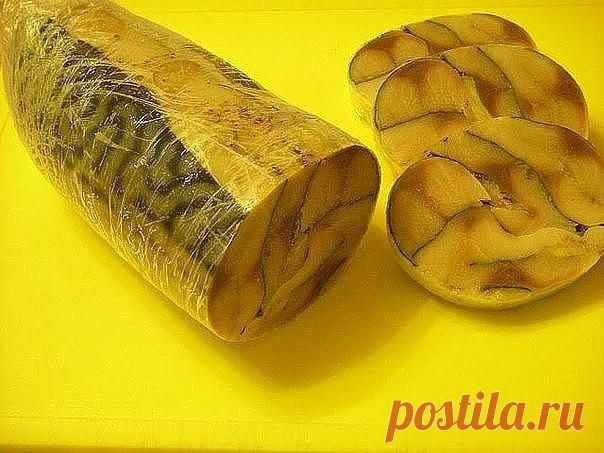 СКУМБРИЯ ПО РЕЦЕПТУ «СТАРОГО МОРЯКА»

Кстати, так солить можно любую рыбу – кильку или селедку. 

Ингредиенты:
Скумбрия – 1 штука;
Соль – 1 столовая ложка;
Чеснок – 2 долька на филе;
Укроп, 
черный перчик молотый, 
Лавровый лист.
По желанию: майонез, горчица, сливочное масло.

Приготовление:

Как только рыба немного растает (если есть свежепойманная – отлично) хорошенько промыть, отрезать хвост, голову и плавники. Снять со скумбрии кожицу (это не сложно, кожа снимается сло...