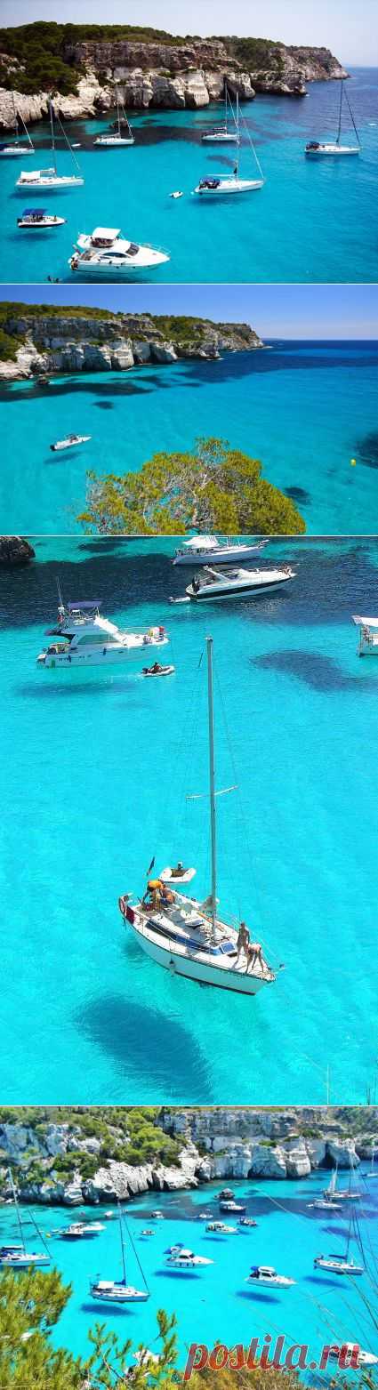 ФотоТелеграф » Бухта с парящими лодками Кала Макарелла