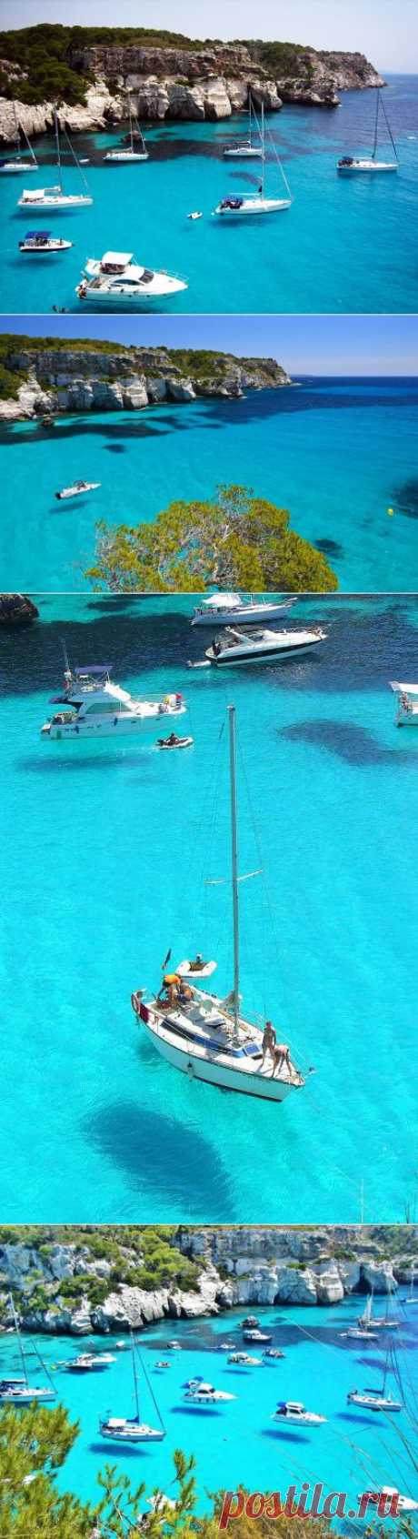 ФотоТелеграф » Бухта с парящими лодками Кала Макарелла